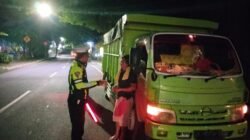 Unit Turjagwali Polres Karangasem Lakukan Patroli Blue Light Patrol,  Himbauan Pata Supir tidak Parkir Truk Sembarangan 