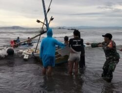 Gerak Cepat Babinsa Cupel, Bantu Evakuasi Warga Nelayan Pasca di Terjangan Puting Beliung