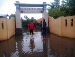 Hujan Deras Disertai Angin Kencang, Sungai Kalidawir Meluap Rendam Permukiman dan Sekolah