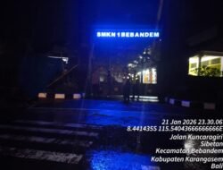 Amankan Jalur Rawan dan Area Obyek Vital, Personel Polsek Bebandem Gelar Blue Light Patrol Ditengah Rintikan Hujan 