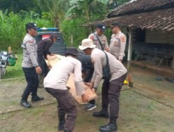 Polsek Belitang III Adakan Bakti Sosial Perbaikan Jembatan Ambrol Penghubung Antar Desa