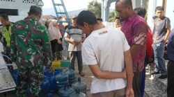 TNI Menyalurkan Mobil Penjernih Air Bantuan Dari Kemenko Polkam Untuk Warga Terdampak