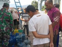 TNI Menyalurkan Mobil Penjernih Air Bantuan Dari Kemenko Polkam Untuk Warga Terdampak