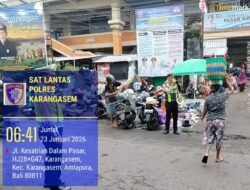 Anggota Kamsel Satuan Lalu Lintas Polres Karangasem,  Laksanakan Penerangan keliling di Pasar Timur Amlapura