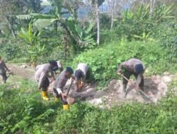 Polsek Silih Nara dan Brimob Polda Aceh Lanjutkan Gotong Royong, Bersihkan Akses Jalan Pasca Bencana