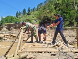 Babinsa Koramil 08/Silih Nara Gotong Royong Bangun Jembatan Darurat di Desa Terang Engon
