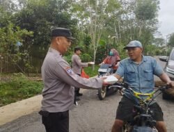 Polri Peduli, Polsek Rambang Gelar Jumat Berkah Berbagi Nasi Kotak kepada Warga Desa Sugih Waras Barat