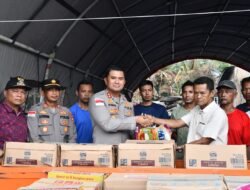Wujud Kepedulian, Kapolres Aceh Timur Serahkan Bantuan untuk Korban Kebakaran di Peunaron