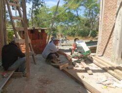 Babinsa dan Warga Gotong Royong Bangun Rumah Warga di Atu Lintang