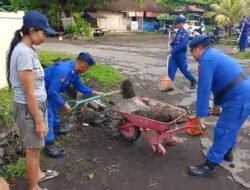 Kebersamaan Sat Polairud Polres Karangasem Bersama Warga Pesisir Jasri Bersihkan Material Saluran Drainase