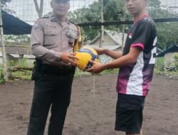 Bentuk Kepedulian Polsek Rendang, Salurkan Sarana Kontak kepada Pemuda Banjar Puregae Melalui Minggu Kasih