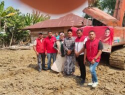 Ketua PDI Perjuangan Kabupaten Bireuen Koordinasikan Pembersihan Rumah Warga Terdampak Longsor