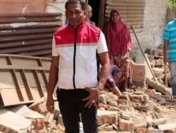 Head of PDI Perjuangan in Bireuen Regency Coordinates Cleanup of Homes Affected by Landslides