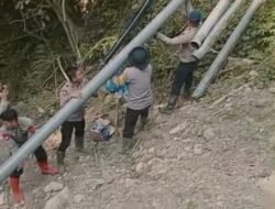 Polsek Ketol Bersama Brimob Gotong Royong Perbaiki Pipa Air Rusak Akibat Longsor
