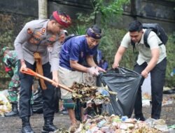 Kapolres Karangasem Pimpin Langsung Bakti Sosial Religi, Bersihkan Pura Dalem Puri Besakih Pasca Usaba Pitra 