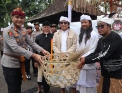 Kapolres Karangasem Serahkan Bantuan Alat Kebersihan, dalam Rangkaian Bakti Sosial di Pura Dalem Puri Besakih