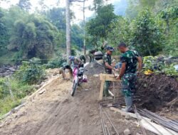 Koramil 08/Silih Nara Monitoring Pembangunan Jembatan Gantung di Burni Bius