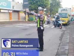 Pastikan Arus Lalin Aman Lancar terkendali, Personil Lantas Lakukan Gatur Lalin di BTN Taman Asri Karangasem  