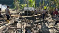 Pulihkan Kondisi Lingkungan, Tim SAR Resimen II Pasukan Pelopor Bersihkan Sungai di Agam Pasca Banjir Bandang