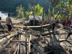 Pulihkan Kondisi Lingkungan, Tim SAR Resimen II Pasukan Pelopor Bersihkan Sungai di Agam Pasca Banjir Bandang