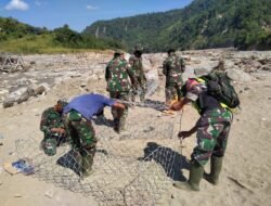 Babinsa Koramil 09/Ketol Bersama Yonzipur Bangun Jembatan Darurat Akses Tiga Desa Terisolir