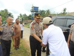 Kapolres Oku Timur Secara Langsung Menyerah Terimakan program Bantuan Bangunan Rumah, di Kecamatan SS III