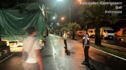 Jaga Situasi Kamtibmas, Polsek Bebandem Gelar Blue Light Patrol, Sambangi Objek Vital di Tengah Guyuran Hujan