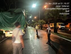 Jaga Situasi Kamtibmas, Polsek Bebandem Gelar Blue Light Patrol, Sambangi Objek Vital di Tengah Guyuran Hujan