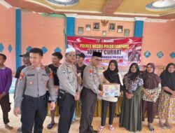 Dalam Rangka Jumat Curhat, Jajaran Polres Mesuji Bagi Bagi Sembako Kepada Warga Yang Kurang Mampu