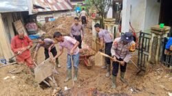 Personel Polres Aceh Tengah dan BKO Brimob Gotong Royong Bersihkan Fasilitas Umum di Dua Kecamatan