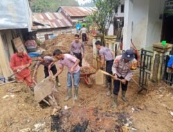 Personel Polres Aceh Tengah dan BKO Brimob Gotong Royong Bersihkan Fasilitas Umum di Dua Kecamatan