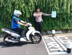 Personil Lantas Langsung Arahkan dan Awasi Pelaksanaan Praktek Uji Kemahiran Mengemudi Bagi Pemohon SIM Baru