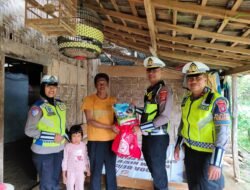 Dalam Rangka Jumat Berkah, Jajaran Sat Lantas Polres Mesuji Membagi Kan Paket Sembako Kepada Warga Yang Kurang Mampu