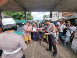 Personel Sat Lantas Berikan Himbauan, Melalui Pembagian Brosur Kamseltibcarlantas