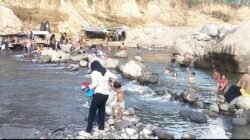 Pasca Banjir Bandang, Sungai di Desa Umah Besi Jadi Pemandian Warga