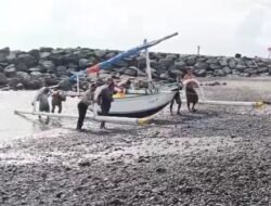 Bentuk Kepedulian Satuan Polairud Polres Karangasem, Bantu Warga Nelayan Mendorong Jukung