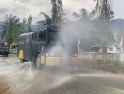 Cegah Risiko ISPA, Polres Aceh Selatan Terjunkan Water Cannon Bersihkan Debu Sisa Banjir