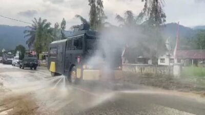 Cegah Risiko ISPA, Polres Aceh Selatan Terjunkan Water Cannon Bersihkan Debu Sisa Banjir