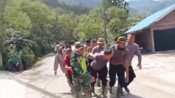 Tak Kenal Hari Libur, Polri Bersama Warga Bangun Jembatan Darurat Pasca Bencana di Aceh Tengah