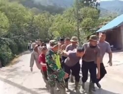 Tak Kenal Hari Libur, Polri Bersama Warga Bangun Jembatan Darurat Pasca Bencana di Aceh Tengah