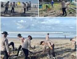 Ciptakan Lingkungan yang Bersih dan Asri, Personil Brimob Ajak Masyarkat Bersih-Bersih Pantai Yeh Gangga