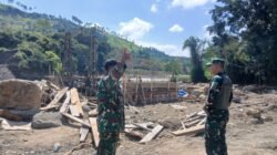Dandim 0106/Aceh Tengah Tinjau Pengecoran Pondasi Jembatan Gantung di Desa Burlah