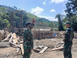 Dandim 0106/Aceh Tengah Tinjau Pengecoran Pondasi Jembatan Gantung di Desa Burlah