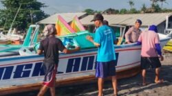 Pantau Situasi Kamtibmas Pesisir Pantai Ujung, Sat Polairud Polres Karangasem Berpatroli Bantu Warga Nelayan Sepulang Melaut