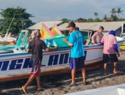 Pantau Situasi Kamtibmas Pesisir Pantai Ujung, Sat Polairud Polres Karangasem Berpatroli Bantu Warga Nelayan Sepulang Melaut