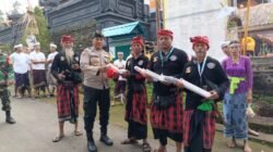 Perkuat Sinergi dalam Menjaga Kamtibmas, Bhabinkamtibmas Desa Bebandem Serahkan Sarana Kontak kepada Pecalang saat Giat Minggu Kasih