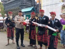 Perkuat Sinergi dalam Menjaga Kamtibmas, Bhabinkamtibmas Desa Bebandem Serahkan Sarana Kontak kepada Pecalang saat Giat Minggu Kasih