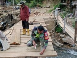 Anggota Koramil 08/Silih Nara Bangun Jembatan Pasca Banjir Bandang di Desa Termiara