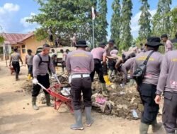 Polres Lhokseumawe dan BKO Brimob Kaltim Lanjutkan Pembersihan SD Negeri 3 Sawang Pascabanjir