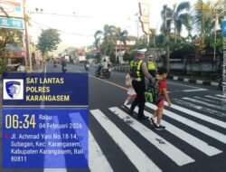 Polisi Sahabat Anak, Anggota Lantas Polres Karangasem Sebrangkan Siswa Siswi SD Negeri 4 Subagan